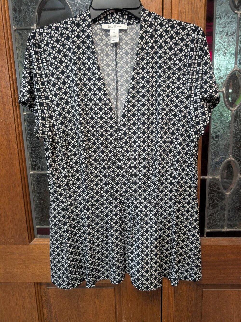 Womens geo print short-sleeve V-neck peplum top, size XLarge